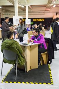 Sullo sfondo: vista della sala